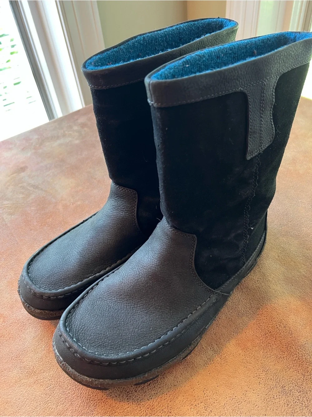OluKai Kohana Men's Black Suede & Leather Boots with Blue Lining. Size 10
